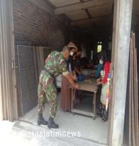 Eratkan Silaturahmi, Babinsa Simo Komsos Bersama Pengusaha Kerupuk