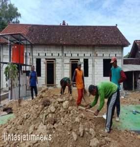Babinsa Srawung sigap bantu warga bangun rumah