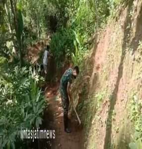 Jaga Kebersihan, Babinsa Koramil 0801/04 Tegalombo Bersama Masyarakat Membersihkan Jalan