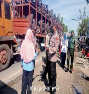 Anggota Koramil Padas Gelar Operasi Yustisi Dan Bagikan Masker Di Pasar
