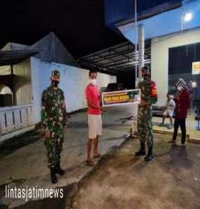 Piket Koramil 21/Bulukerto Ajak Warga Disiplin Terapkan Protkes