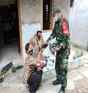 Jaga Diri Saling Peduli, Covid-19 Belum Pergi, Babinsa Joyosuran Bagikan Masker Gratis