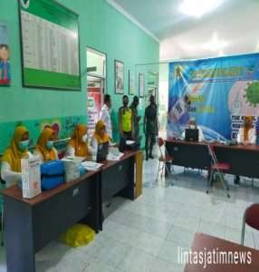 Bersama Polsek, Koramil 14/Jatisrono Setia Dampingi Nakes Berikan Vaksin Covid-19