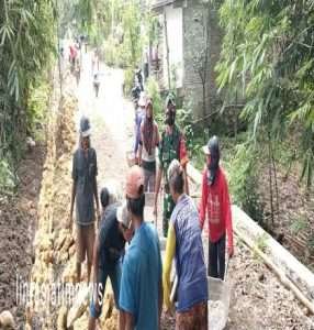 Meskipun Bulan Puasa Babinsa Bersama Warga Tetap Semangat Laksanakan Karya Bakti