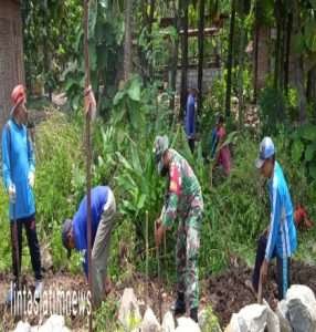 Babinsa Jetak Bantu Warga Bangun Talud