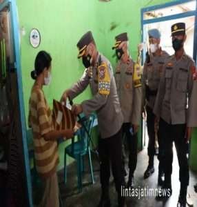 Berkah Ramadhan, Kapolres Magetan Blusukan Berikan Bansos Untuk Penyandang Disabilitas