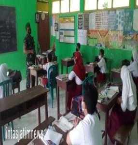Berikan Wasbang, Anggota Posramil Kasreman Menanamkan Nilai-nilai Pancasila Kepada Siswa SD