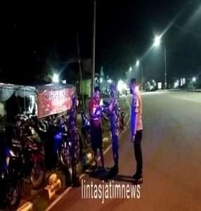 Patroli Malam, Duet TNI-Polri Giriwoyo Ajak Warga Patuhi Protkes