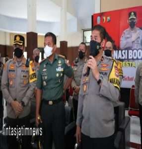 Waka Polda Jatim Ikuti Vaksinasi Massal Serentak Secara Virtual Melalui Zoom Meeting Bersama Wakapolri