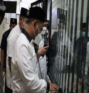 Usai Shalat Tarawih, Kapolres Gresik Bersama Bupati Gresik Jenguk Tahanan