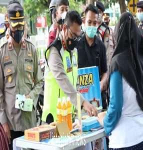 Berbagi di Masa Pandemi, Kapolres Nganjuk Borong Jajanan Kaki Lima Saat Pimpin Patroli Ramadhan