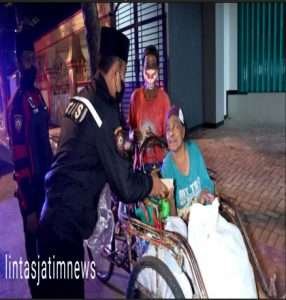 Sahur On The Road’, Sat Samapta Polres Bangkalan Gelar Patroli Sambil Berbagi Nasi