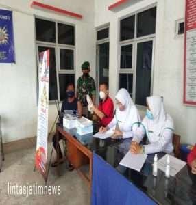 Babinsa Koramil 14/Jatisrono Terus Monitoring Vaksinasi
