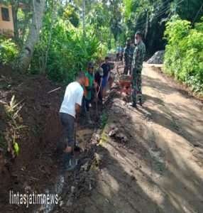 Babinsa Koramil 0806/05 Kampak Bersama Masyarakat Lakukan Karya Bakti Pembuatan Saluran Irigasi