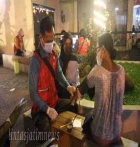 Sasar Pengunjung Taman 0 Kilometer, Kodim Tulungagung Gelar Vaksinasi Mobile Usai Tarawih