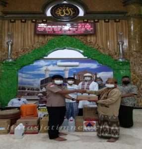 Dukung Prokes, BPBD Jatim Salurkan Jutaan Masker Plus di 38 Masjid