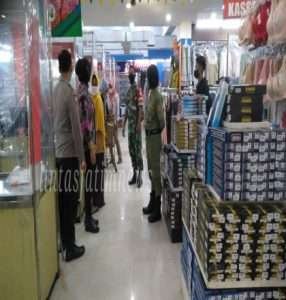 Serka M Nasirin Bersama Bhabinkamtibmas Cek PPKM Level 3 DiLuwes Nusukan