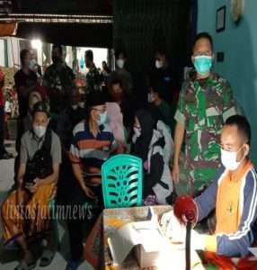 Sasar Pedagang Agrobis Semando,  Koramil Babat Gelar Vaksinasi Mobile Usai Tarawih