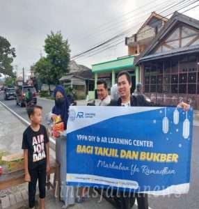 Semarak Ramadhan, AR Learning Center Yogyakarta Bagi Takjil Gratis & Bukber