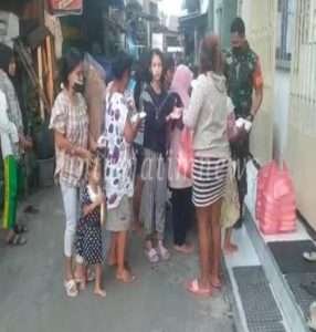Berburu Berkah Ramadhan, Babinsa Kelurahan Joyotakan Bagi-bagi Takjil