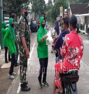Berharap Keberkahan Di Bulan Ramadhan Koramil 20/Kismantoro Bagikan Takjil Gratis Kepada Warga