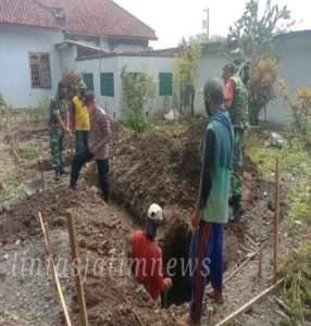 Manunggal Dengan Rakyat, Babinsa Bantu Bangun Rumah