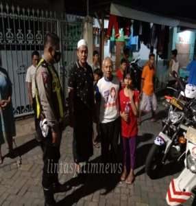 Anggota Timsus Satlantas Polrestabes Surabaya Menemukan Gadis Belia dan Diantarkan Kembali ke Orang Tuanya