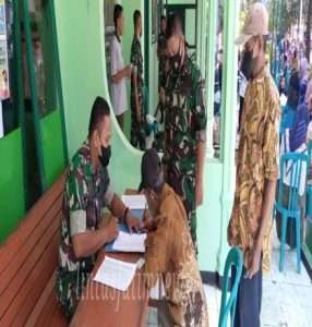 Koramil 0805/13 Kedunggalar Salurkan BLT Kepada Pelaku Usaha Mikro Kecil