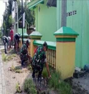Anggota Koramil Kedunggalar Bersama Warga Gotong Royong Bersihkan Masjid