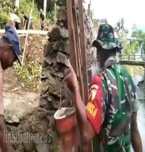 Wujud Peduli, Babinsa Koramil 0801/02 Kebonagung Bantu Warga Buat Pondasi Mushola