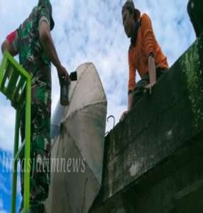 Bersama Warga Binaan, Sertu Darmadi Kerja Bakti Bersihkan Mushola