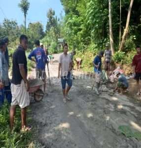 Babinsa Koramil 0806/09 Tugu Bersama Warga Gotong-royong Perbaiki Jalan Rusak