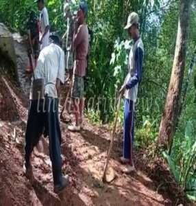 Babinsa Koramil 0801/01 Pacitan Bersama Masyarakat Membersihkan Jalan