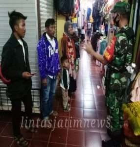 Penuh Santun, Babinsa Himbau Pengunjung Pasar Untuk Jangan Lengah Tentang Prokes