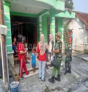 Jangan Abai Pandemi Covid-19 Belum Usai, Sertu Joko Himbau Warga Patuhi Prokes