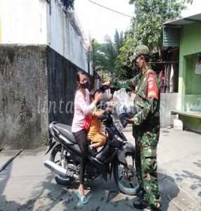 Semangat Tanpa Lelah Walau di Bulan Ramadhan, Babinsa Joyosuran Cek Prokes di Wilayah