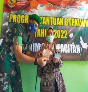 Ribuan Warga Kebonagung Menerima Bantuan BTPKLWN TNI, Ini Kata Dandim 0801/Pacitan