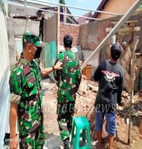 Kepala Seksi Teritorial Korem 074/Warastratama Tinjau Langsung Lokasi RTLH Wilayah Jebres