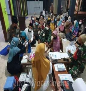 Koramil 0806/06 Gandusari Bersama Polsek Gencarkan Vaksinasi Malam Hari Bagi Warga Masyarakat