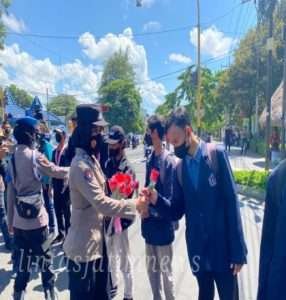 Berbagi Bunga Hingga Vaksinasi Mahasiswa, Polisi Kawal Aksi Damai BEM di Banyuwangi