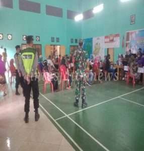 Ratusan Warga Antri Vaksin, Babinsa Dan Bhabinkamtibmas Bantu Kelancaran Dan Ketertiban
