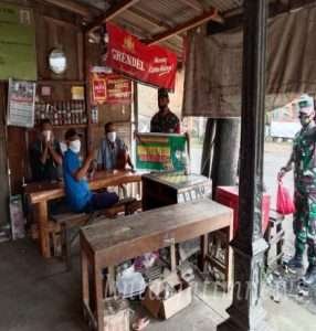 Babinsa Selalu Ingatkan Pentingnya Pemakaian Masker