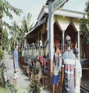 Manunggal Bersama Rakyat, Serda Siswanto Kerja Bakti Bersihkan Lingkungan Mushola