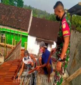 Sigap dan Tanggap Dengan Kesulitan Warga Babinsa Wonosegoro Bantu Pasang Genteng
