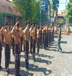 Tumbuhkan Jiwa Disiplin, Anggota Koramil Karangjati Latih PBB Siswa SMP