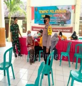 Genjot Vaksinasi Booster,  Babinsa Geneng Lakukan  Vaksin Keliling