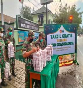 Koramil 03/Serengan Bagikan Takjil Gratis