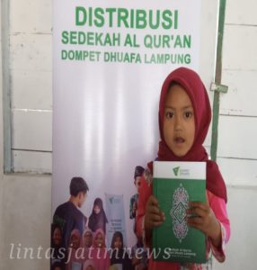 Pekan Pertama Ramadan, Dompet Dhuafa Lampung Salurkan 500 Al Quran ke Wilayah Pelosok