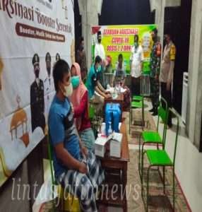 Babinsa Koramil 0806/07 Watulimo Aktif Dampingi Kegiatan Serbuan Vaksin Malam Hari