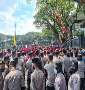 Libatkan Pasukan Asmaul Husna, Polresta Malang Kota Kawal Aksi BEM Kota Malang